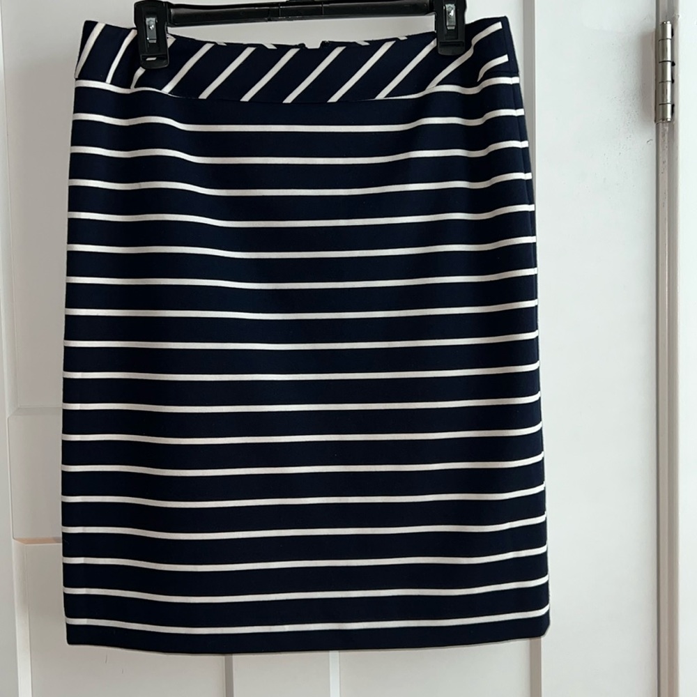 Tahari Lined Pencil Skirt. Navy Blue & White Stripe. Zip Back. Size 8. Like New